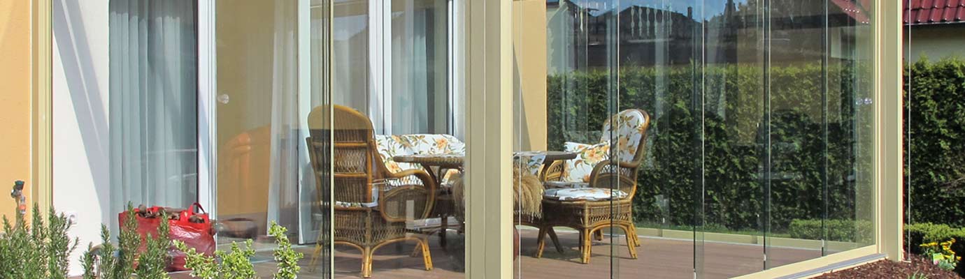 Windschutz aus Glas für Terrassenüberdachung oder Balkon